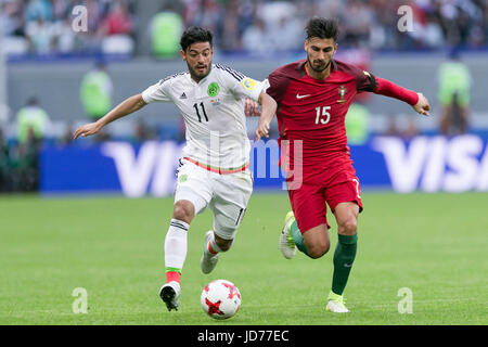 Kazan, Russia. Il 18 giugno, 2017. Il Portogallo Andre Gomes vies con il Messico di Carlos Vela durante il 2017 Confederations Cup Gruppo di una partita di calcio a Kazan, la Russia, il 18 giugno 2017. Credito: Bai Xueqi/Xinhua/Alamy Live News Foto Stock