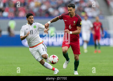 Kazan, Russia. Il 18 giugno, 2017. Il Portogallo Jose Fonte vies con il Messico di Carlos Vela durante il 2017 Confederations Cup Gruppo di una partita di calcio a Kazan, la Russia, il 18 giugno 2017. Credito: Bai Xueqi/Xinhua/Alamy Live News Foto Stock