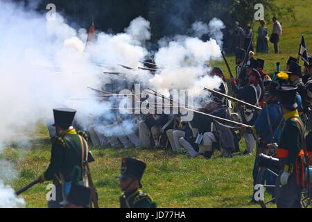 Waterloo, Belgio. Il 18 giugno, 2017. Gli amanti della storia di prendere parte ad una rievocazione della battaglia di Waterloo a Waterloo, Belgio, 18 giugno 2017. Credito: Gong Bing/Xinhua/Alamy Live News Foto Stock