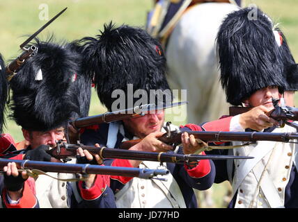 Waterloo, Belgio. Il 18 giugno, 2017. Gli amanti della storia di prendere parte ad una rievocazione della battaglia di Waterloo a Waterloo, Belgio, 18 giugno 2017. Credito: Gong Bing/Xinhua/Alamy Live News Foto Stock
