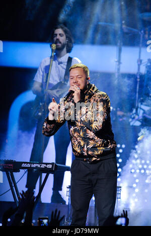 Toronto, Canada. Il 18 giugno, 2017. Immaginate di draghi con Dan Reynolds esibirsi sul palco al iHeartRadio molta musica Video Awards. Credito: EXImages/Alamy Live News Foto Stock