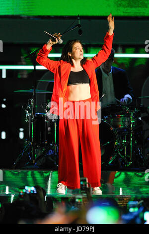 Toronto, Canada. Il 18 giugno, 2017. Lorde esibirsi sul palco al iHeartRadio molta musica Video Awards. Credito: EXImages/Alamy Live News Foto Stock