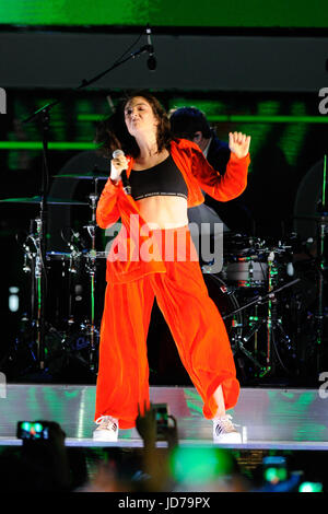 Toronto, Canada. Il 18 giugno, 2017. Lorde esibirsi sul palco al iHeartRadio molta musica Video Awards. Credito: EXImages/Alamy Live News Foto Stock