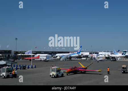 La Mitsubishi jet regionale (MRJ) è parcheggiato all'aeroporto Le Bourget, un giorno prima dell'apertura del 2017 Paris Air Show nel giugno18, 2017, a Parigi, Francia. Credito: Yuriko Nakao/AFLO/Alamy Live News Foto Stock