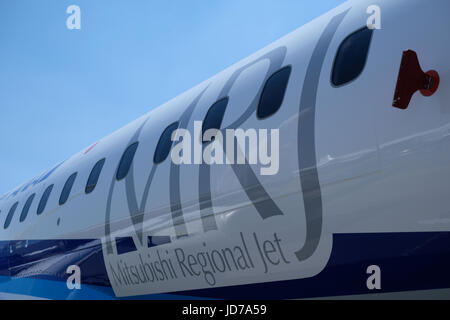 La terza prova di volo di aeromobili (FTA-3) di Mitsubishi jet regionale (MRJ) è parcheggiato all'aeroporto Le Bourget, un giorno prima dell'apertura del 2017 Paris Air Show nel giugno18, 2017, a Parigi, Francia. Credito: Yuriko Nakao/AFLO/Alamy Live News Foto Stock