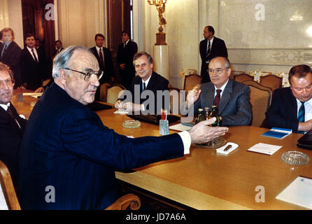 Archivio - l'ex cancelliere tedesco Helmut Kohl (L) e Michail Gorbaciov (2-R) sedersi al tavolo della conferenza è Mosca, Russia, 15 luglio 1990. Kohl scomparso all'età di 87 in Eggershaim il 16 giugno 2017. Egli era il Cancelliere per 16 anni e capo del partito CDU per un quarto di secolo. Foto: Hartmut Reeh/dpa Foto Stock