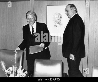 Archivio - l'ex cancelliere tedesco Helmut Kohl (R) assume dal suo predecessore Helmut Schmidt (L) a Bonn in Germania il 4 ottobre 1982. Kohl scomparso all'età di 87 in Eggershaim il 16 giugno 2017. Egli era il Cancelliere per 16 anni e capo del partito CDU per un quarto di secolo. Foto: Heinrich Sanden/dpa Foto Stock