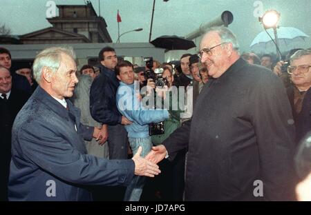 Archivio - l'ex cancelliere tedesco Helmut Kohl è ricevuto dall'ex primo ministro della DDR Hans Modrow (L) sul lato est della Porta di Brandeburgo a Berlino, Germania, 22 dicembre 1989. Kohl scomparso all'età di 87 in Eggershaim il 16 giugno 2017. Egli era il Cancelliere per 16 anni e capo del partito CDU per un quarto di secolo. Foto: dpa Foto Stock