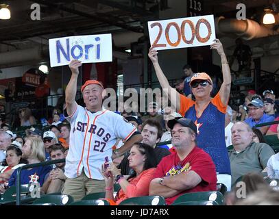 Houston, Texas, Stati Uniti d'America. 11 Giugno, 2017. Gli appassionati di Norichika Aoki MLB : i fan di Norichika Aoki degli Houston Astros celebrare i suoi duemila carriera durante il Major League Baseball gioco contro il Los Angeles gli angeli di Anaheim al Minute Maid Park a Houston, Texas, Stati Uniti . Credito: AFLO/Alamy Live News Foto Stock