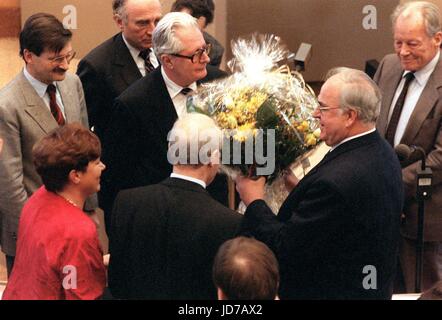 Archivio - l'ex cancelliere tedesco Helmut Kohl riceve felicitazioni da ex Cancelliere Willy Brandt (R), SPD presidente Hans-Jochen Vogel (M) e Otto Graf Lambsdorff. Egli è stato appena votato come il primo cancelliere della Germania unificata. Kohl scomparso all'età di 87 in Eggershaim il 16 giugno 2017. Egli era il Cancelliere per 16 anni e capo del partito CDU per un quarto di secolo. Foto: Tim Brakemeier/dpa Foto Stock