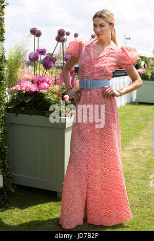 Cartier Queen's Cup Polo, Protezioni Polo Club, Egham, Surrey, Regno Unito 18 Giugno 2017 Jessica Hart entro il contenitore di VIP a questo anni Cartier della regina Polo Cup finale. Credito: Clickpics/Alamy Live News Foto Stock