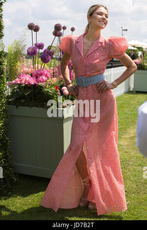 Cartier Queen's Cup Polo, Protezioni Polo Club, Egham, Surrey, Regno Unito 18 Giugno 2017 Jessica Hart entro il contenitore di VIP a questo anni Cartier della regina Polo Cup finale. Credito: Clickpics/Alamy Live News Foto Stock