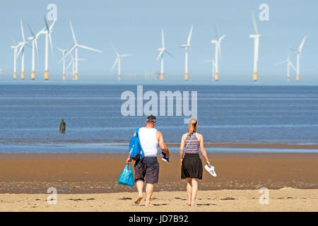 Crosby, Merseyside. Il 19 giugno 2017. Regno Unito Meteo. Su uno splendido sole e caldo per iniziare la giornata, persone rabboccare la loro estate tan sulla sabbia soffice di Crosby Parco costiero vicino a Liverpool. Un giorno pieno di sole con alti di circa 25˚C sono previsioni, con una leggera e rinfrescante seabreeze lungo la costa nord-occidentale. Credito: Cernan Elias/Alamy Live News Foto Stock