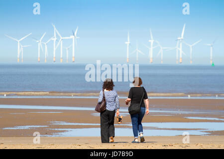 Crosby, Merseyside. Il 19 giugno 2017. Regno Unito Meteo. Su uno splendido sole e caldo per iniziare la giornata, persone rabboccare la loro estate tan sulla sabbia soffice di Crosby Parco costiero vicino a Liverpool. Un giorno pieno di sole con alti di circa 25˚C sono previsioni, con una leggera e rinfrescante seabreeze lungo la costa nord-occidentale. Credito: Cernan Elias/Alamy Live News Foto Stock