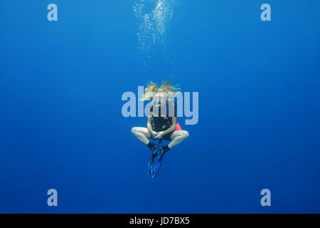 Marzo 22, 2017 - Femmina sub appeso in un loto posano per una sosta di sicurezza in acqua blu, Oceano Indiano, Maldive Credito: Andrey Nekrasov/ZUMA filo/ZUMAPRESS.com/Alamy Live News Foto Stock