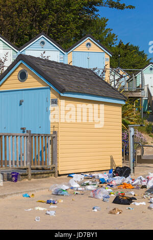 Bournemouth Dorset, Regno Unito. 19 giugno 2017. Regno Unito meteo: un altro caldo giorno soleggiato a Bournemouth spiagge. Le spiagge incantevoli, ma un lavoro a tempo pieno per i lavoratori del consiglio cercando di mantenerlo pulito e ordinato, come visitatori basta lasciare la loro spazzatura, piuttosto che metterlo in contenitori o allontanandolo con loro. Credito: Carolyn Jenkins/Alamy Live News Foto Stock