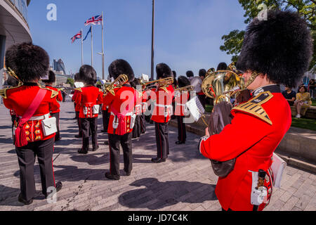 Londra, Regno Unito. 19 giugno 2017. La banda delle guardie scozzesi - a nome del sindaco Sadiq Khan (che fu chiamato a una riunione di sicurezza), il vice sindaco di Londra, Joanne Mcartney, fu unita da parte dei membri del gruppo di Londra, la Royal Navy, Esercito e Royal Air Force per un flag cerimonia di sollevamento per mostrare il supporto per gli uomini e le donne che compongono le forze armate di comunità. Credito: Guy Bell/Alamy Live News Foto Stock