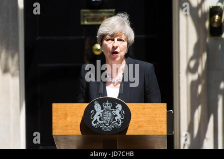 Londra, Regno Unito. 19 giugno 2017. Il Primo Ministro inglese Theresa Maggio affronta i media in Downing Street davanti a una visita alla scena di Finsbury Park attentato terroristico in cui un uomo musulmano è stato ucciso e dieci sono stati male dopo essere stata investita da un furgone. Credito: Paolo Davey/Alamy Live News Foto Stock