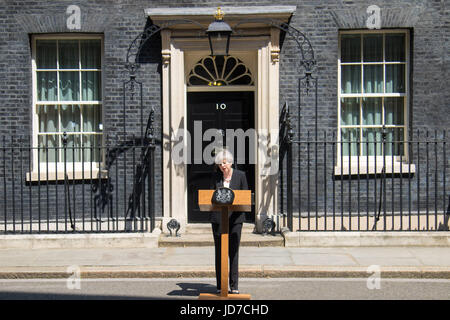 Londra, Regno Unito. 19 giugno 2017. Il Primo Ministro inglese Theresa Maggio affronta i media in Downing Street davanti a una visita alla scena di Finsbury Park attentato terroristico in cui un uomo musulmano è stato ucciso e dieci sono stati male dopo essere stata investita da un furgone. Credito: Paolo Davey/Alamy Live News Foto Stock