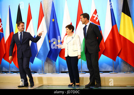 Polonia - Varsavia, Giugno 19th, 2017: gruppo di Visegrad incontra il Benelux Primi ministri per l incontro ufficiale. Presidente della V4 Gruppo e il Primo Ministro polacco Beata Szydlo accoglie con favore il Primo Ministro di Ungheria Viktor Orban, Czechian PM Bohuslav Sobotka e PM slovacco Robert Fico. Il primo ministro di Luxemboug Xavier Bettel, PM olandese Mark Rutte e il belga PM Charles Michel Arrivare a Varsavia. © Jake Ratz/Alamy Live News Foto Stock