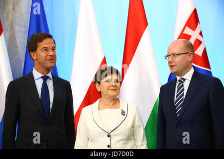 Polonia - Varsavia, Giugno 19th, 2017: gruppo di Visegrad incontra il Benelux Primi ministri per l incontro ufficiale. Presidente della V4 Gruppo e il Primo Ministro polacco Beata Szydlo accoglie con favore il Primo Ministro di Ungheria Viktor Orban, Czechian PM Bohuslav Sobotka e PM slovacco Robert Fico. Il primo ministro di Luxemboug Xavier Bettel, PM olandese Mark Rutte e il belga PM Charles Michel Arrivare a Varsavia. © Jake Ratz/Alamy Live News Foto Stock