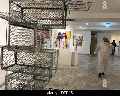 Un uomo cammina attraverso una galleria d'arte di Jeddah, Arabia Saudita, 23 maggio 2017. Gli artisti sono stati premiati per il loro lavoro nella gallery. Foto: Benno Schwinghammer/dpa Foto Stock