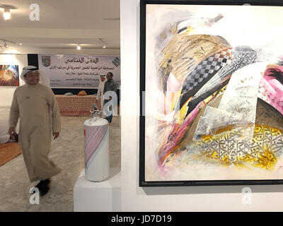 Un uomo cammina attraverso una galleria d'arte di Jeddah, Arabia Saudita, 23 maggio 2017. Gli artisti sono stati premiati per il loro lavoro nella gallery. Foto: Benno Schwinghammer/dpa Foto Stock