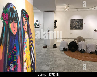 Un gruppo di uomini pregare sul terreno di una galleria d'arte di Jeddah, Arabia Saudita, 23 maggio 2017. Gli artisti sono stati premiati per il loro lavoro nella gallery. Foto: Benno Schwinghammer/dpa Foto Stock