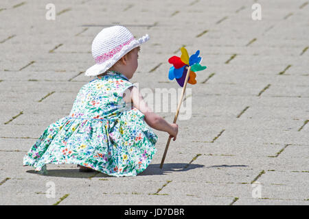 Southport, Merseyside, 19 giugno 2017. Regno Unito Meteo. Le famiglie a piedi attorno alla splendida Kings Gardens complesso per godere il sole pomeridiano in Southport, Merseyside. Il cielo limpido e sfolgorante sole sono condizioni perfette per le persone a fare la maggior parte del brilliand estate meteo stesa sul nord ovest della stazione balneare. Credito: Cernan Elias/Alamy Live News Foto Stock