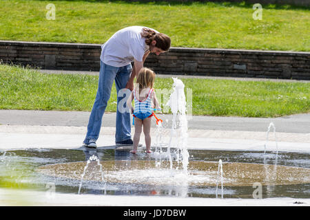 Southport, Merseyside, 19 giugno 2017. Regno Unito Meteo. Le famiglie a piedi attorno alla splendida Kings Gardens complesso per godere il sole pomeridiano in Southport, Merseyside. Il cielo limpido e sfolgorante sole sono condizioni perfette per le persone a sfruttare al massimo il brillante estate meteo stesa sul nord ovest della stazione balneare. Credito: Cernan Elias/Alamy Live News Foto Stock