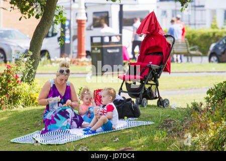 Southport, Merseyside, 19 giugno 2017. Regno Unito Meteo. Le famiglie a piedi attorno alla splendida Kings Gardens complesso per godere il sole pomeridiano in Southport, Merseyside. Il cielo limpido e sfolgorante sole sono condizioni perfette per le persone a fare la maggior parte del brilliand estate meteo stesa sul nord ovest della stazione balneare. Credito: Cernan Elias/Alamy Live News Foto Stock