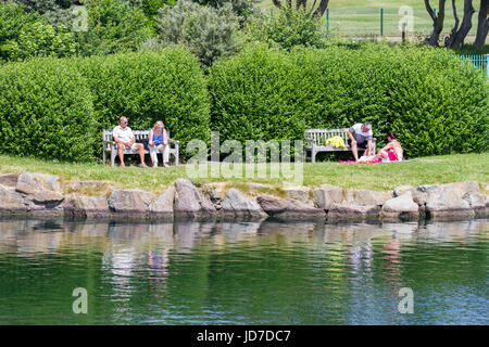 Southport, Merseyside, 19 giugno 2017. Regno Unito Meteo. Le famiglie a piedi attorno alla splendida Kings Gardens complesso per godere il sole pomeridiano in Southport, Merseyside. Il cielo limpido e sfolgorante sole sono condizioni perfette per le persone a fare la maggior parte del brilliand estate meteo stesa sul nord ovest della stazione balneare. Credito: Cernan Elias/Alamy Live News Foto Stock