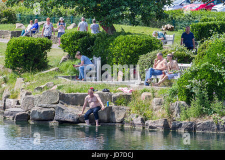 Southport, Merseyside, 19 giugno 2017. Regno Unito Meteo. Le famiglie a piedi attorno alla splendida Kings Gardens complesso per godere il sole pomeridiano in Southport, Merseyside. Il cielo limpido e sfolgorante sole sono condizioni perfette per le persone a sfruttare al massimo il brillante estate meteo stesa sul nord ovest della stazione balneare. Credito: Cernan Elias/Alamy Live News Foto Stock