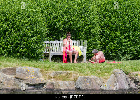 Southport, Merseyside, 19 giugno 2017. Regno Unito Meteo. Le famiglie a piedi attorno alla splendida Kings Gardens complesso per godere il sole pomeridiano in Southport, Merseyside. Il cielo limpido e sfolgorante sole sono condizioni perfette per le persone a sfruttare al massimo il brillante estate meteo stesa sul nord ovest della stazione balneare. Credito: Cernan Elias/Alamy Live News Foto Stock