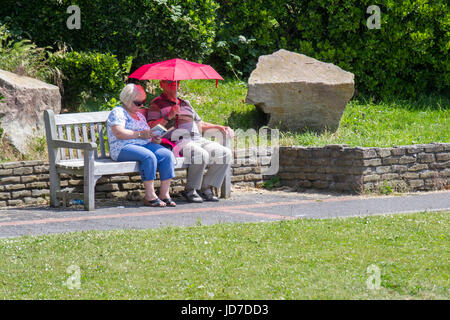 Southport, Merseyside, 19 giugno 2017. Regno Unito Meteo. Le famiglie a piedi attorno alla splendida Kings Gardens complesso per godere il sole pomeridiano in Southport, Merseyside. Il cielo limpido e sfolgorante sole sono condizioni perfette per le persone a sfruttare al massimo il brillante estate meteo stesa sul nord ovest della stazione balneare. Credito: Cernan Elias/Alamy Live News Foto Stock