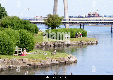 Southport, Merseyside, 19 giugno 2017. Regno Unito Meteo. Le famiglie a piedi attorno alla splendida Kings Gardens complesso per godere il sole pomeridiano in Southport, Merseyside. Il cielo limpido e sfolgorante sole sono condizioni perfette per le persone a sfruttare al massimo il brillante estate meteo stesa sul nord ovest della stazione balneare. Credito: Cernan Elias/Alamy Live News Foto Stock