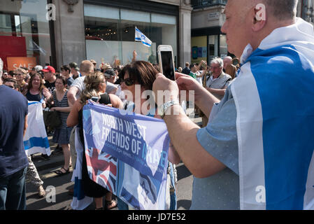 Londra, Regno Unito. Il 18 giugno, 2017. Londra, Regno Unito. Il 18 giugno 2017. Una manciata di manifestanti avevano stava attraversando la strada e gridato insulti Al Quds marzo come si è formata fino in prossimità della BBC. Come il mese di marzo è venuto vicino a Oxford Circus, intorno 30 Sionisti tenendo bandiere israeliane spostato per bloccare la strada. La polizia è stata molto lenta per spostare i manifestanti sionista e aveva solo tamken loro pochi metri lungo Oxford St prima di Al Quds giorno dimostranti hanno cominciato a muoversi verso di loro. Peter Marshall credito ImagesLive: Peter Marshall / ImagesLive/ZUMA filo/Alamy Live News Foto Stock