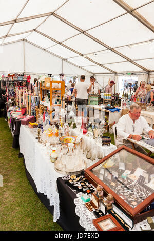 Tented area con mercato arti e mestieri. Vari stand allestiti la vendita di alimenti e delle arti e gli oggetti artigianali durante la Broadstairs Dickens Week Festival. Foto Stock