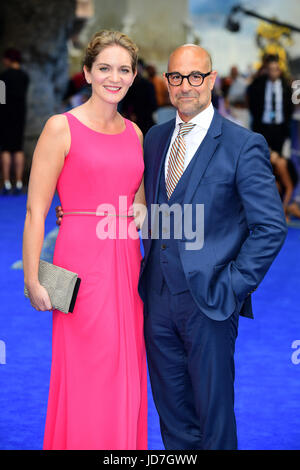 Stanley Tucci e consorte Felicita Blunt arrivando per trasformatori: l'Ultimo Cavaliere Premiere Mondiale tenutosi a Cineworld Leicester Square a Londra. Foto Stock