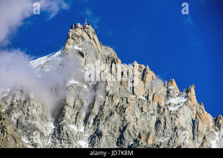 Aiguille du Midi funivia stazione nelle nuvole, Chamonix, Francia Foto Stock