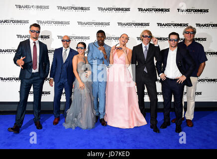 Josh Duhamel, Standley Tucci, Isabela Moner, Jerrod Carmichael, Laura Eglefino, Michael Bay, Mark Wahlberg e Jim Carter in arrivo per trasformatori: l'Ultimo Cavaliere Premiere Mondiale tenutosi a Cineworld Leicester Square a Londra. Foto Stock