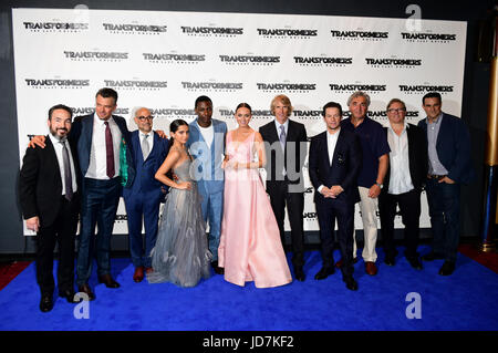 Steve Jablonsky, Josh Duhamel, Standley Tucci, Isabela Moner, Jerrod Carmichael, Laura Eglefino, Michael Bay, Mark Wahlberg, Jim Carter, Lorenzo di Bonaventura e Mark Vahradian arrivando per trasformatori: l'Ultimo Cavaliere Premiere Mondiale tenutosi a Cineworld Leicester Square a Londra. Foto Stock