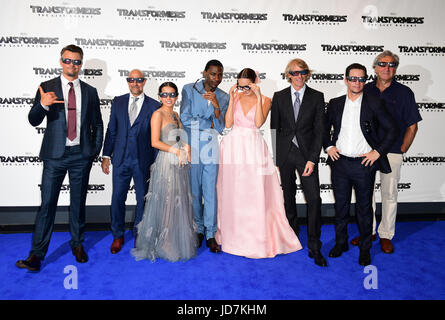 Josh Duhamel, Standley Tucci, Isabela Moner, Jerrod Carmichael, Laura Eglefino, Michael Bay, Mark Wahlberg e Jim Carter in arrivo per trasformatori: l'Ultimo Cavaliere Premiere Mondiale tenutosi a Cineworld Leicester Square a Londra. Foto Stock