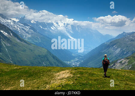 Femmina Lone walker alta sopra la valle di Chamonix Foto Stock