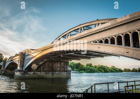 Barnes ponte ferroviario sulla terrazza, London, SW13, Regno Unito Foto Stock