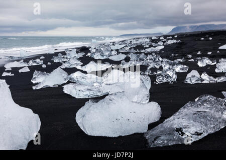 Glaciale la formazione di ghiaccio su una spiaggia islandese dalla laguna di Jokulsarlon Foto Stock