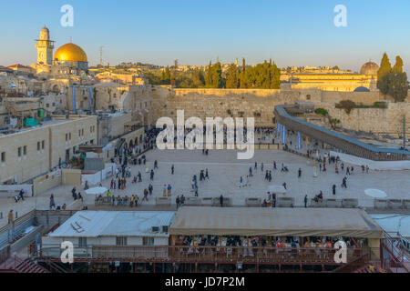 Gerusalemme, Israele - 18 Aprile 2015: il tempio - Montaggio a parete occidentale e la cupola dorata della moschea di roccia nella città vecchia di Gerusalemme, Israele Foto Stock