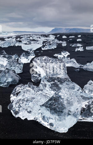 Glaciale la formazione di ghiaccio su una spiaggia islandese dalla laguna di Jokulsarlon Foto Stock