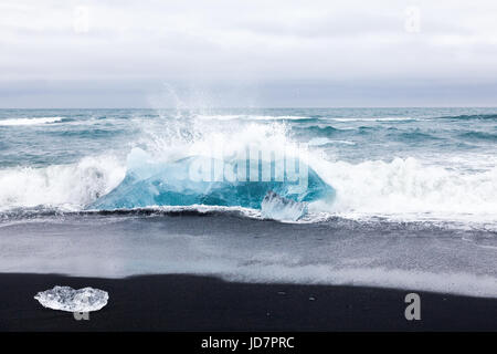 Grandi pezzi di ghiaccio del ghiacciaio essendo lavato fino a una spiaggia da la Laguna di Jokulsarlon in Islanda Foto Stock