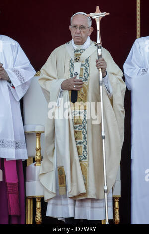 Roma, Italia. Il 18 giugno, 2017. Papa Francesco conduce una Santa Messa nella Basilica di San Giovanni in Laterano per contrassegnare la solennità del Corpus Domini o Corpus Christi in Italia a Roma il 18 giugno 2017. La Chiesa cattolica romana festa del Corpus Domini, commemora il Cristo dell'ultima cena di Leonardo e l istituzione dell Eucaristia. La massa è stata seguita dalla tradizionale processione aux flambeaux, in cui i gruppi parrocchiali, sodalizi e di carità fraterna e di organizzazioni di tutti i tipi di partecipare insieme con i cittadini, dalla Basilica di San Giovanni in Laterano Basilica alla Basilica di Santa Maria Maggiore. (Foto di Giuseppe Ciccia/Pacific Stampa) Foto Stock